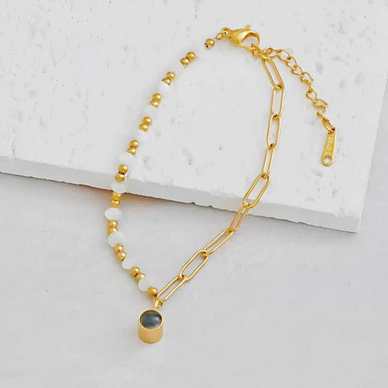 Bracelet or en acier inoxydable avec perles d'eau douce et pendentif rectangulaire vert.