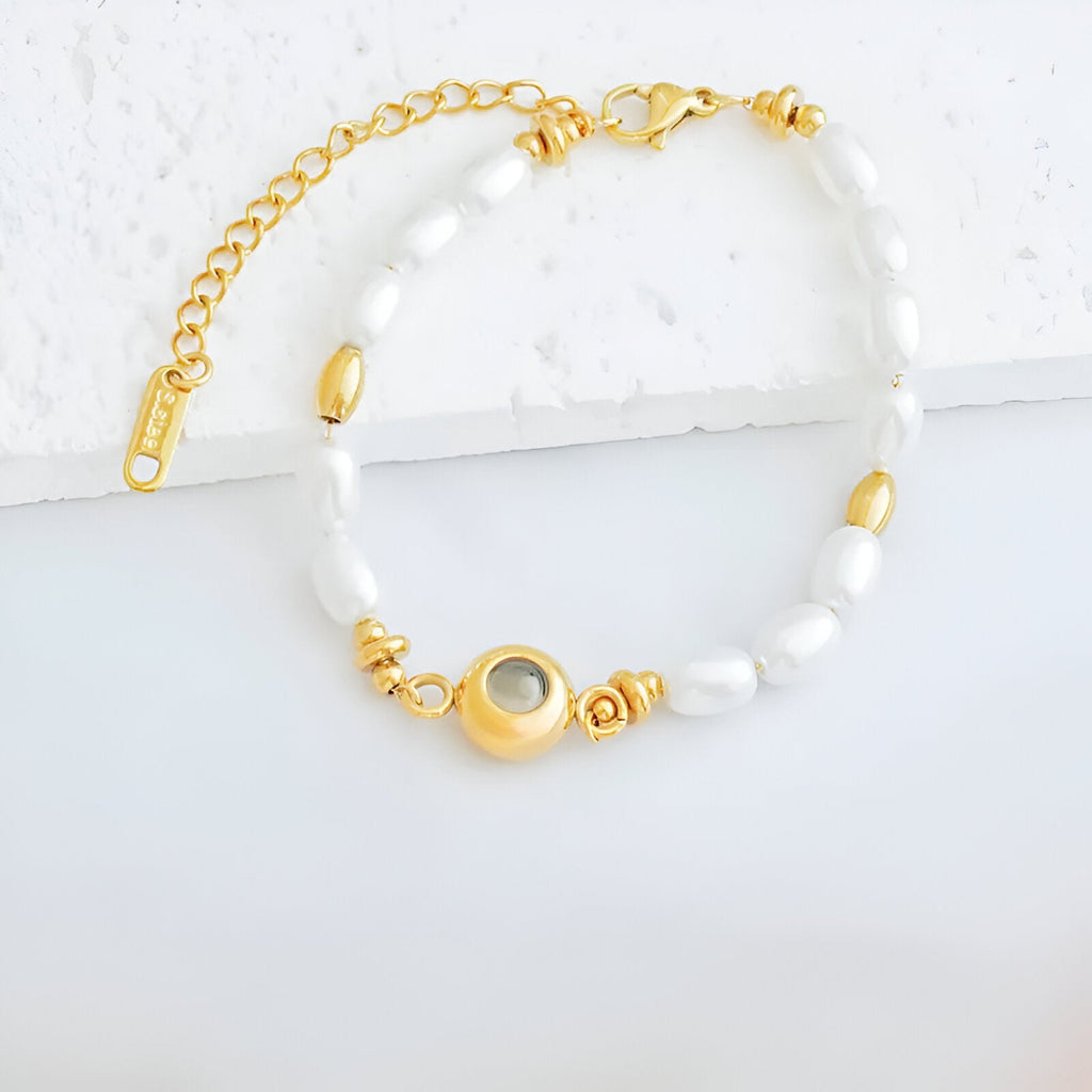 Bracelet or en acier inoxydable avec perles d'eau douce blanches et médaillon photo circulaire.