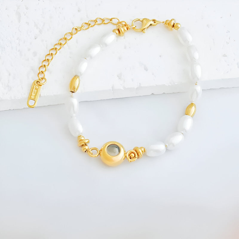 Bracelet or en acier inoxydable avec perles d'eau douce blanches et médaillon photo circulaire.