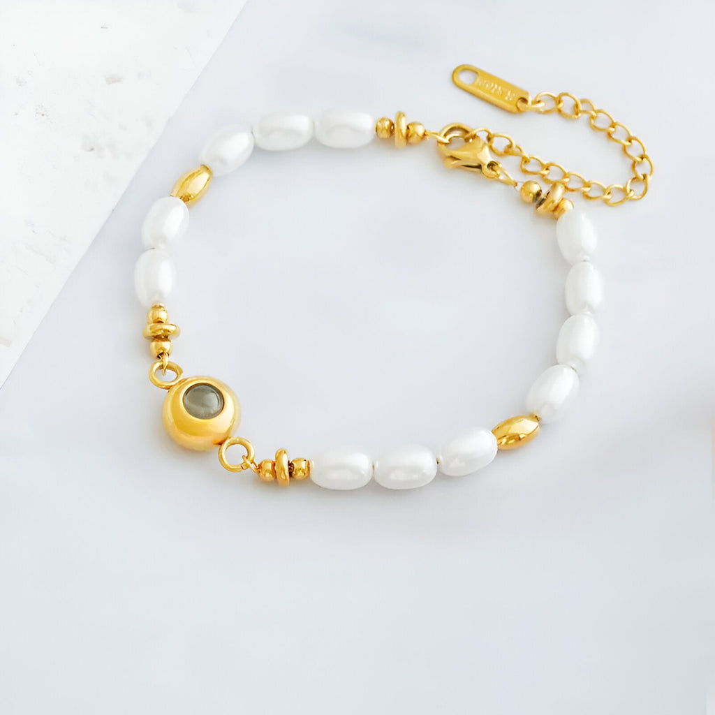 Bracelet or en acier inoxydable avec perles d'eau douce blanches et médaillon photo rond.