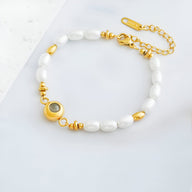 Bracelet or en acier inoxydable avec perles d'eau douce blanches et médaillon photo rond.