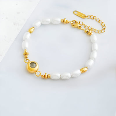 Bracelet or en acier inoxydable avec perles d'eau douce blanches et médaillon photo rond.