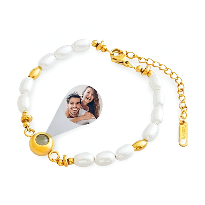 Bracelet en acier inoxydable doré avec perles d'eau douce et médaillon photo personnalisé en forme de goutte.