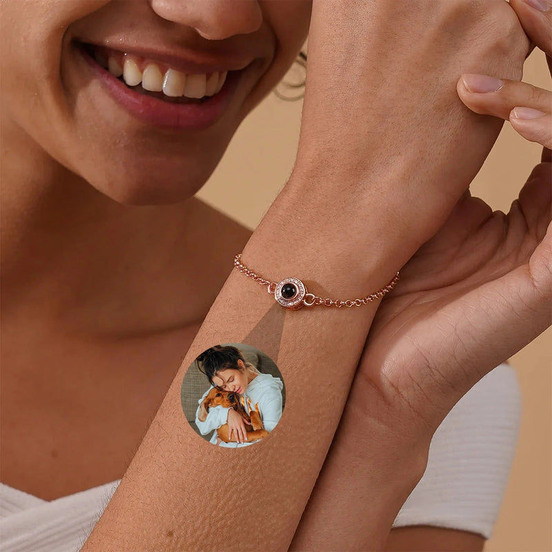 Bracelet en acier rosé avec médaillon photo rond personnalisé et zirconium serti délicat.