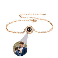 Bracelet chaîne en acier inoxydable doré rose avec médaillon rond photo et zirconiums sertis autour.