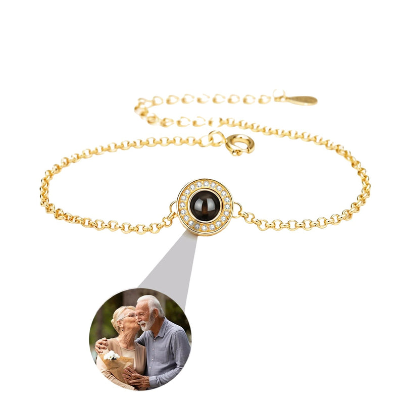 Bracelet chaîne fine dorée en acier inoxydable, pendentif rond serti d'oxyde de zirconium avec photo personnalisée au centre.