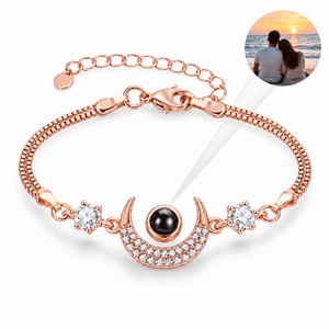 Bracelet photo personnalisé en argent sterling, motif lune, modèle Evelia — Or rosé — packshot studio photo-projection nette