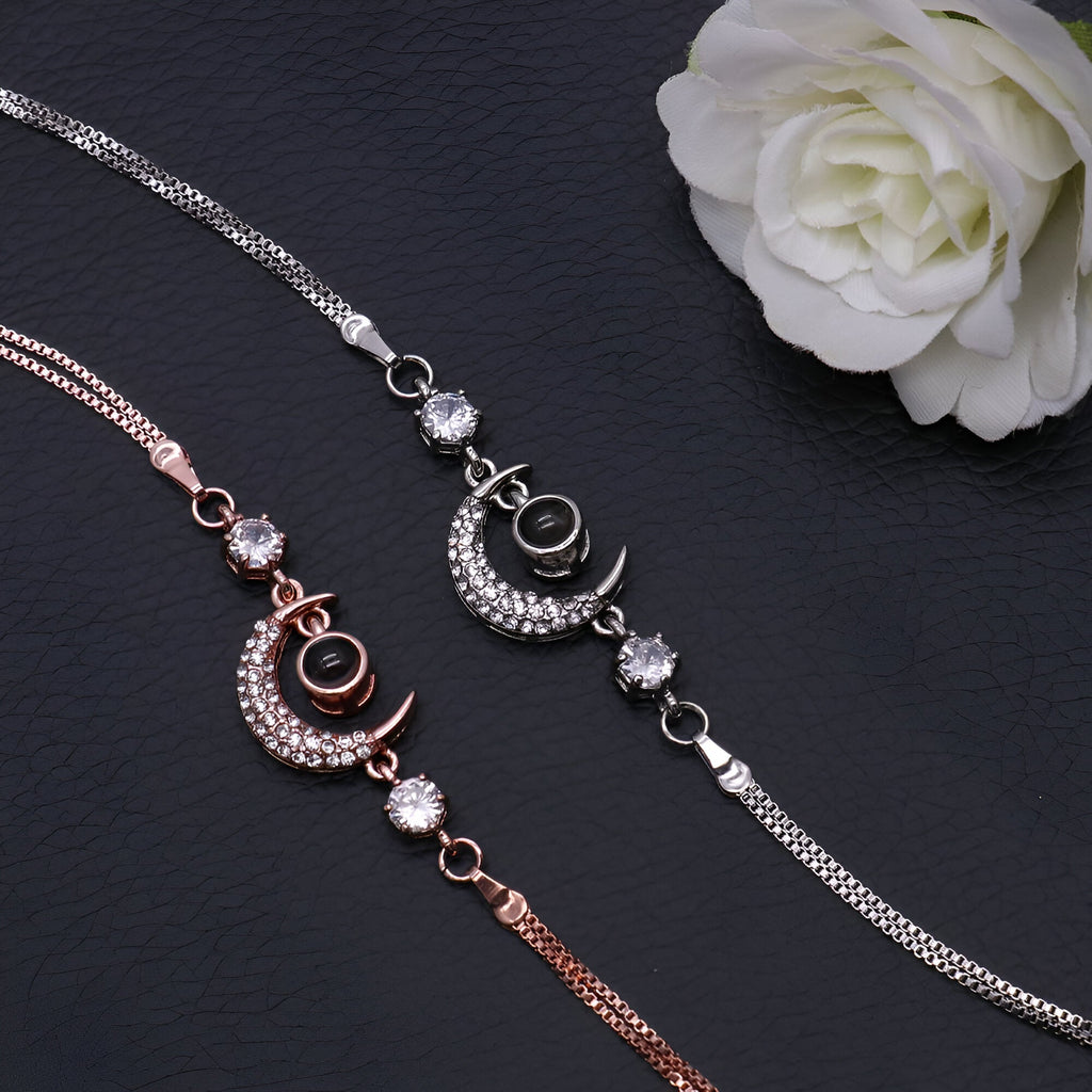 Bracelet photo personnalisé en argent sterling or rosé et argent avec motif lune et cristaux sur chaîne fine.