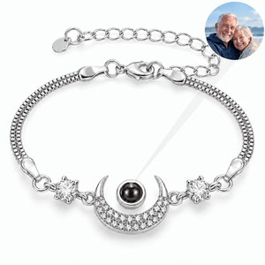 Bracelet photo personnalisé en argent sterling, motif lune, modèle Evelia — Argent — packshot studio photo-projection nette
