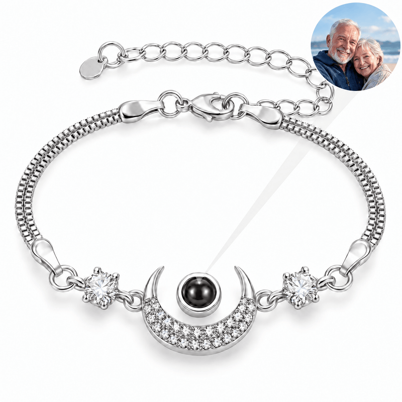 Bracelet photo personnalisé en argent sterling, motif lune, modèle Evelia — Argent — packshot studio photo-projection nette