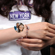 Bracelet photo en argent sterling avec pendentif lune et chaîne fine portée au poignet féminin.