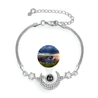 Bracelet en argent sterling avec pendentif lune orné de zirconiums et photo personnalisée circulaire centrale.