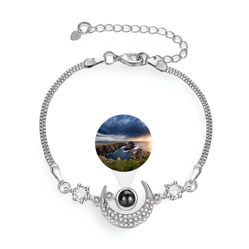 Bracelet en argent sterling avec pendentif lune orné de zirconiums et photo personnalisée circulaire centrale.