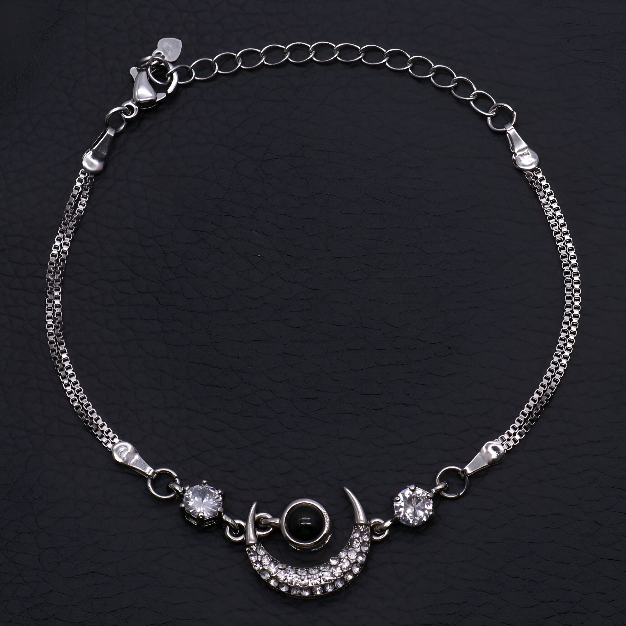 Bracelet photo personnalisé en argent sterling, motif lune, modèle Evelia - La Boutique du Bracelet