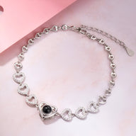 Bracelet argent sterling avec multiples cœurs entrelacés et pendentif photo triangulaire élégant.