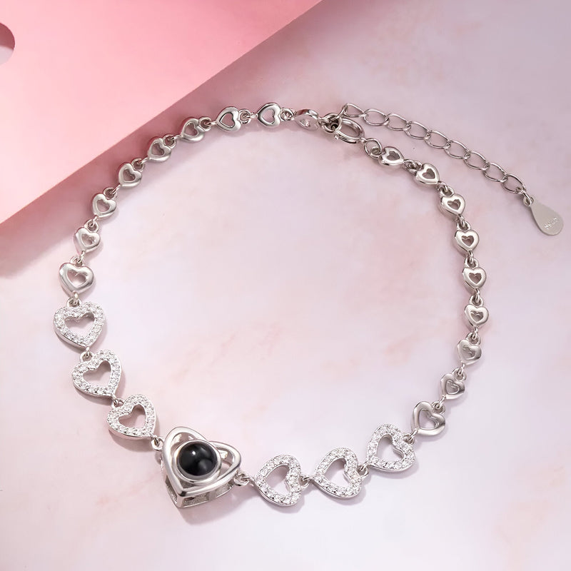 Bracelet argent sterling avec multiples cœurs entrelacés et pendentif photo triangulaire élégant.