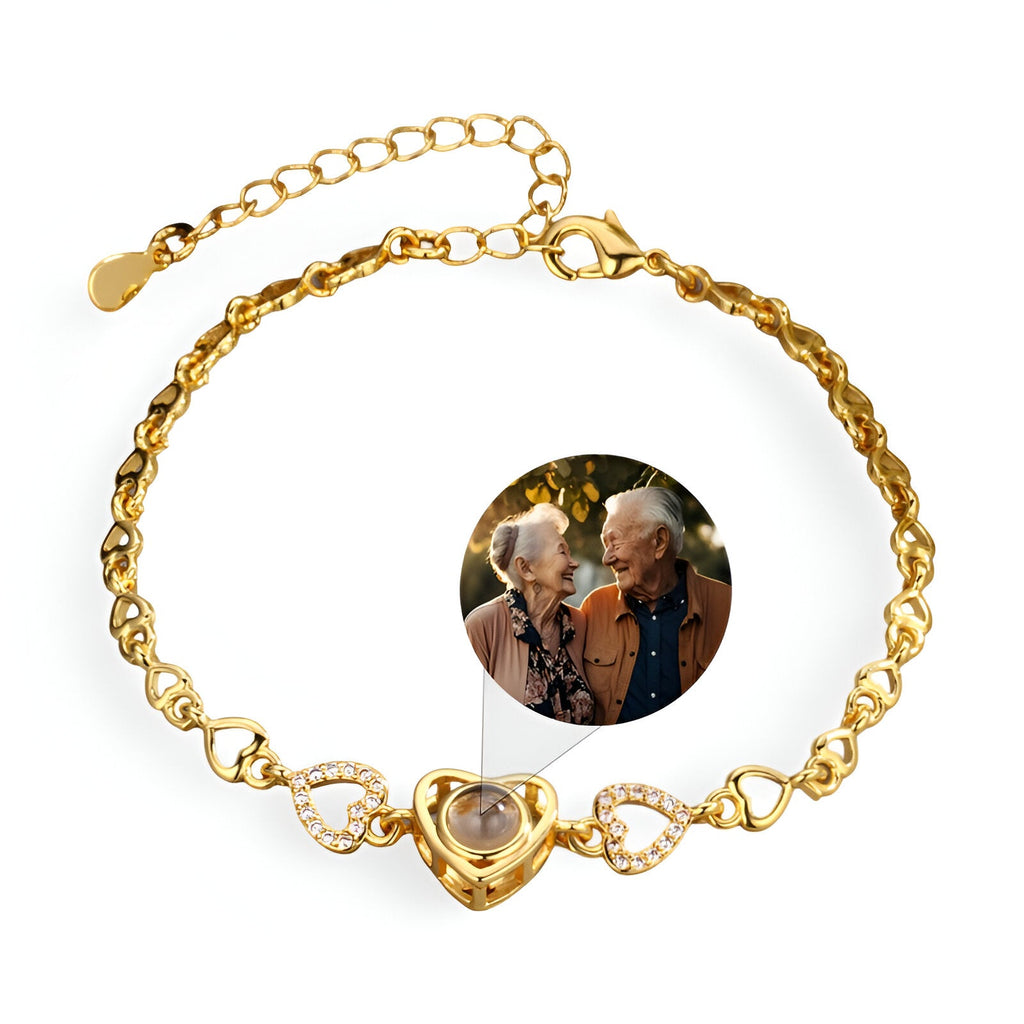 Bracelet en or avec cœur central personnalisé et petits cœurs ajourés ornés de cristaux blancs.