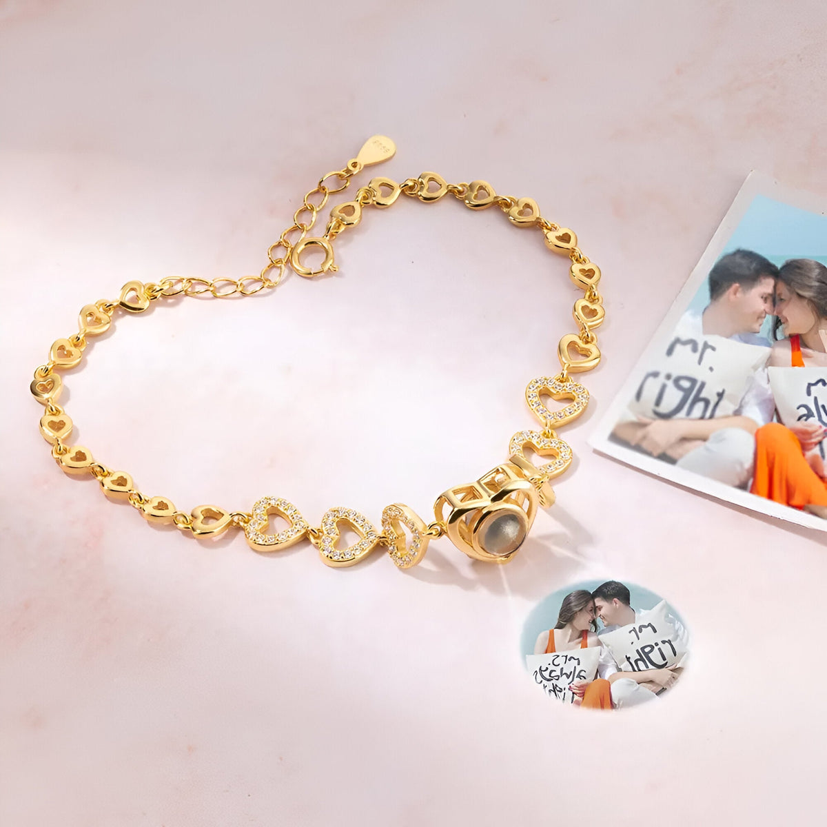 Bracelet en argent sterling avec multiples cœurs ajourés et pendentif photo rond personnalisé.