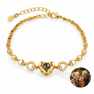 Bracelet photo personnalisé en argent sterling, multiples cœurs — modèle Raiza — Or — packshot studio photo sous lentille