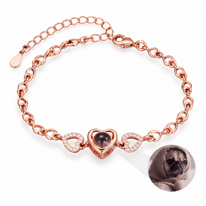 Bracelet photo personnalisé en argent sterling, multiples cœurs — modèle Raiza — Or rosé — packshot studio photo sous lentille