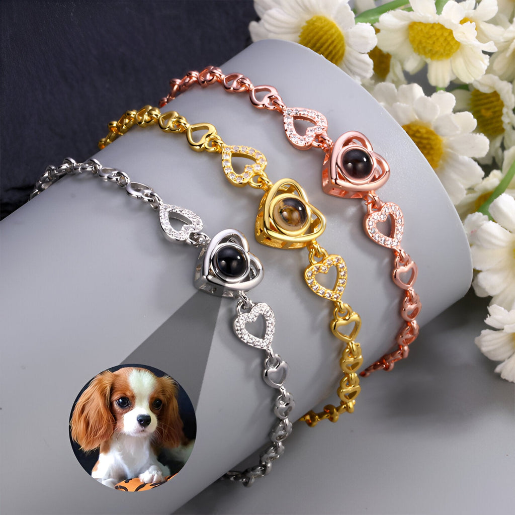 Bracelet personnalisé en argent sterling avec multiples cœurs et médaillon photo rond, modèle Raiza, finition argenté.