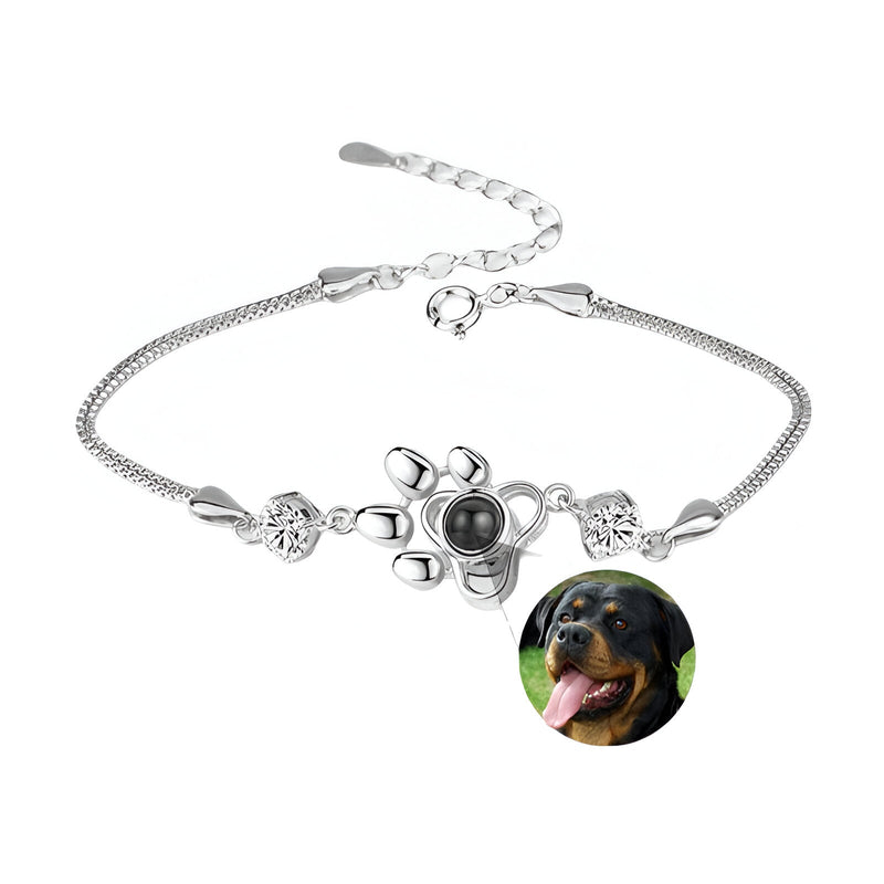 Bracelet en argent sterling avec pendentif patte de chien orné d'une pierre noire et chaînes fines ajustables.