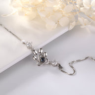 Bracelet en argent sterling avec pendentif patte de chien et photo personnalisée au centre.