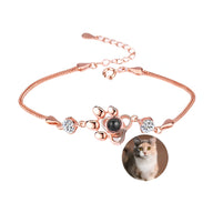 Bracelet en argent rosé patte de chien avec pierres brillantes et pendentif photo rond personnalisable.