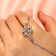 Bracelet en argent sterling avec pendentif patte de chien décoré d’un médaillon photo rond personnalisé.