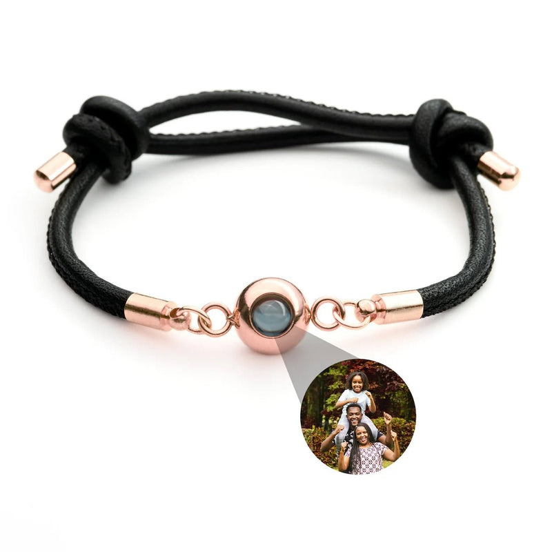 Bracelet noir en cuir avec fermoir en acier inoxydable doré rose et pendant photo circulaire personnalisable.