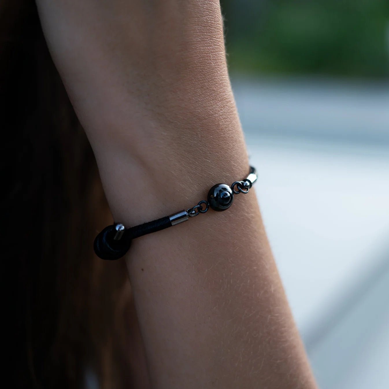 Bracelet en cuir noir avec plaque d'acier inoxydable gravée, style unisexe, modèle Lucho.