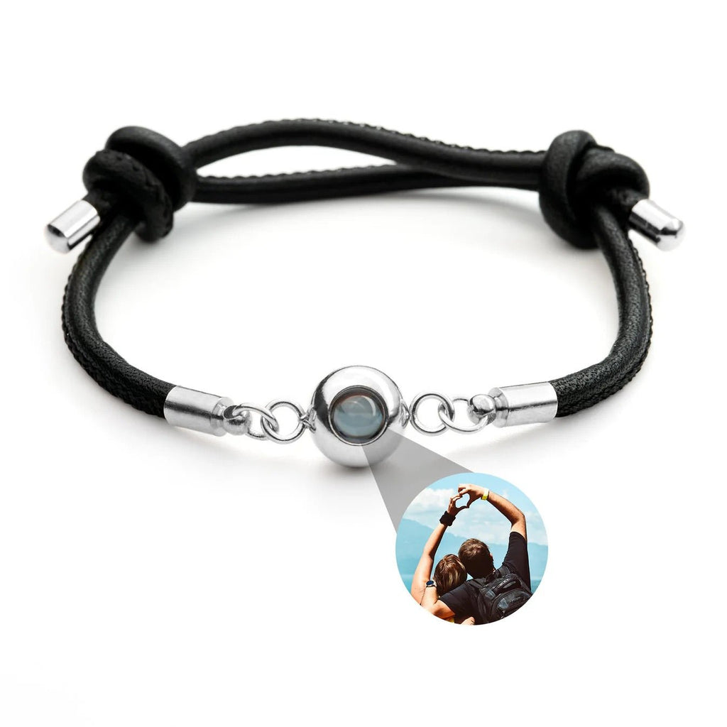 Bracelet noir en cuir tressé avec médaillon rond en acier inox brillant et photo personnalisée insérée.