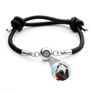 Bracelet noir en cuir tressé avec médaillon rond en acier inox brillant et photo personnalisée insérée.