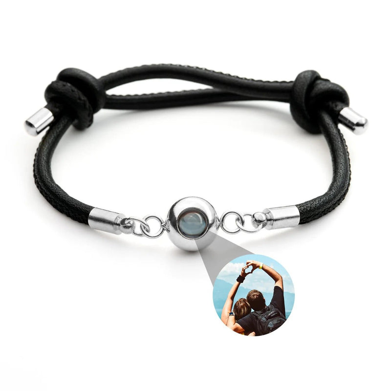 Bracelet noir en cuir tressé avec médaillon rond en acier inox brillant et photo personnalisée insérée.