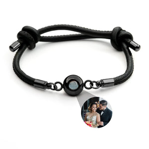 Bracelet noir en cuir tressé avec détails en acier inoxydable et médaillon photo personnalisable compact.