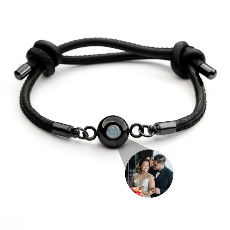 Bracelet noir en cuir tressé avec détails en acier inoxydable et médaillon photo personnalisable compact.