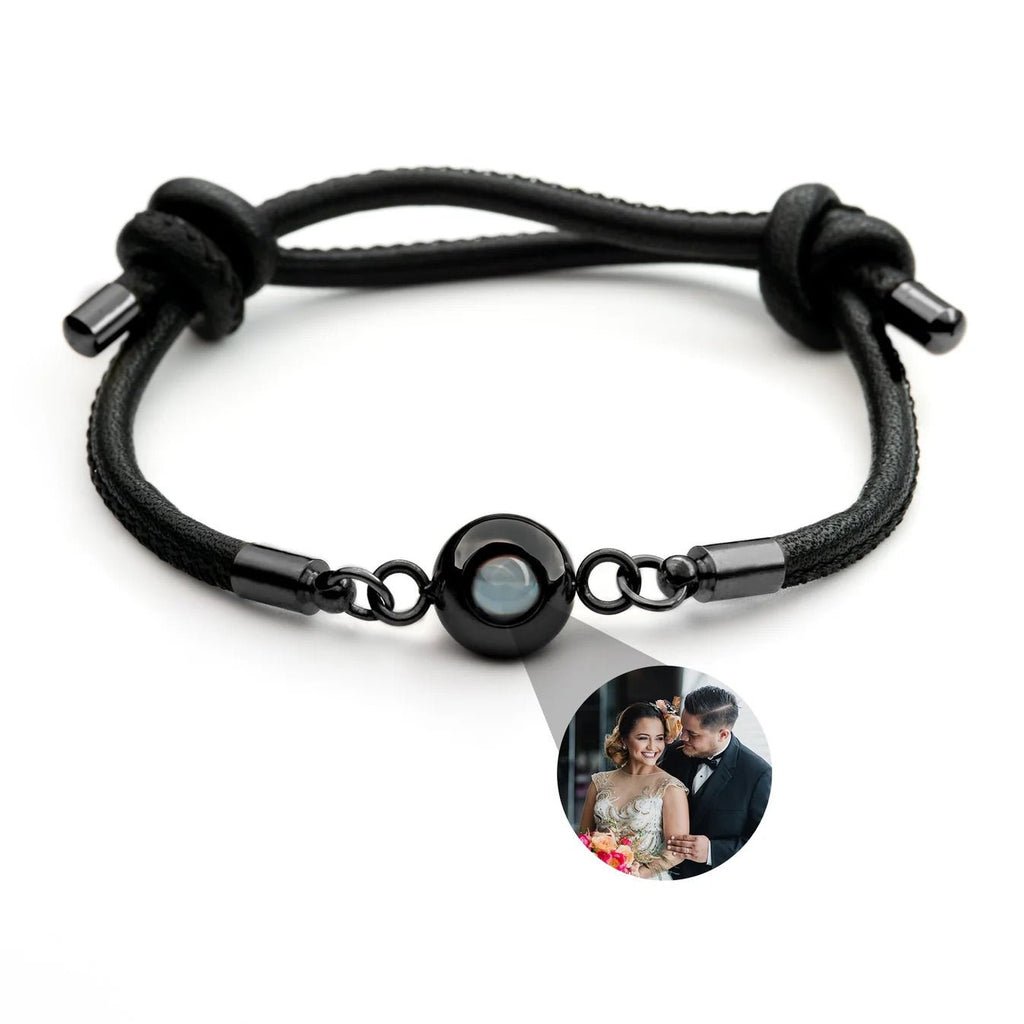 Bracelet noir en cuir tressé avec détails en acier inoxydable et médaillon photo personnalisable compact.
