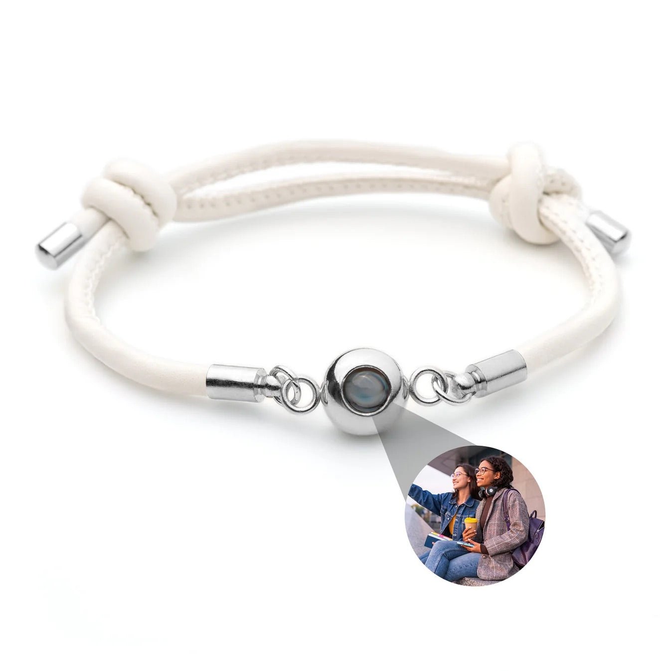 Bracelet blanc en corde avec fermoir en acier inoxydable intégrant un médaillon rond pour photo personnalisée.