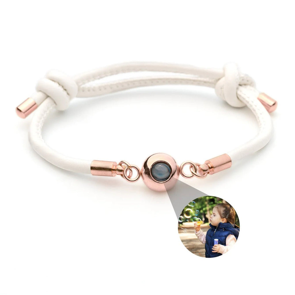 Bracelet blanc en cuir avec fermoir en acier inoxydable couleur cuivre et médaillon photo rond personnalisable.