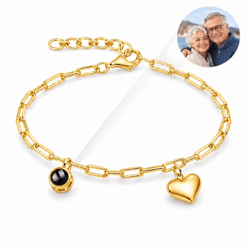 Bracelet photo personnalisé en cuivre, charm coeur et projection, modèle Claudia — Or — packshot studio photo-projection nette