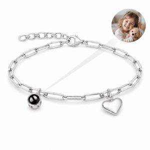 Bracelet photo personnalisé en cuivre, charm coeur et projection, modèle Claudia — Argent — packshot studio photo-projection nette