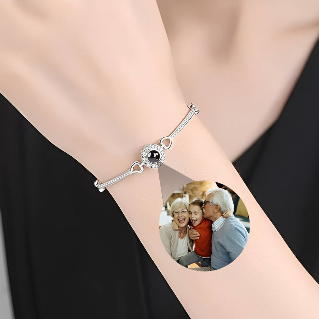 Bracelet fin en argent avec médaillon photo circulaire et zirconium noir sur poignet féminin.