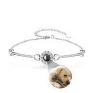 Bracelet photo en cuivre argenté avec zircons, finition fine, pendentif rond personnalisable, motif cœur délicat.