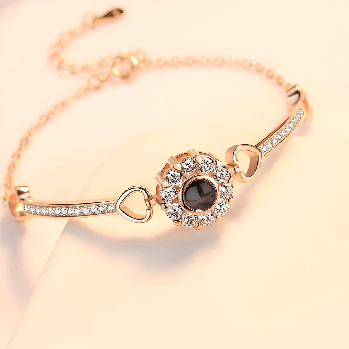 Bracelet en cuivre or rose avec pierre centrale noire entourée d'oxyde de zirconium et chaînette réglable.