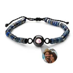 Bracelet réglable en pierres heishi bleues, noire centrale avec photo personnalisée, style naturel et moderne.