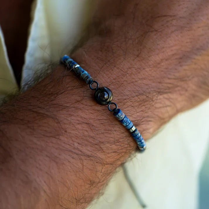 Bracelet heishi naturel bleu gris avec pendentif photo rond noir, design minimaliste pour homme.