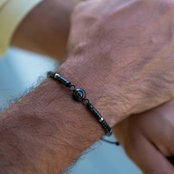 Bracelet photo personnalisé en perles heishi noires et grises avec perle centrale noire lustrée et finition ajustable.