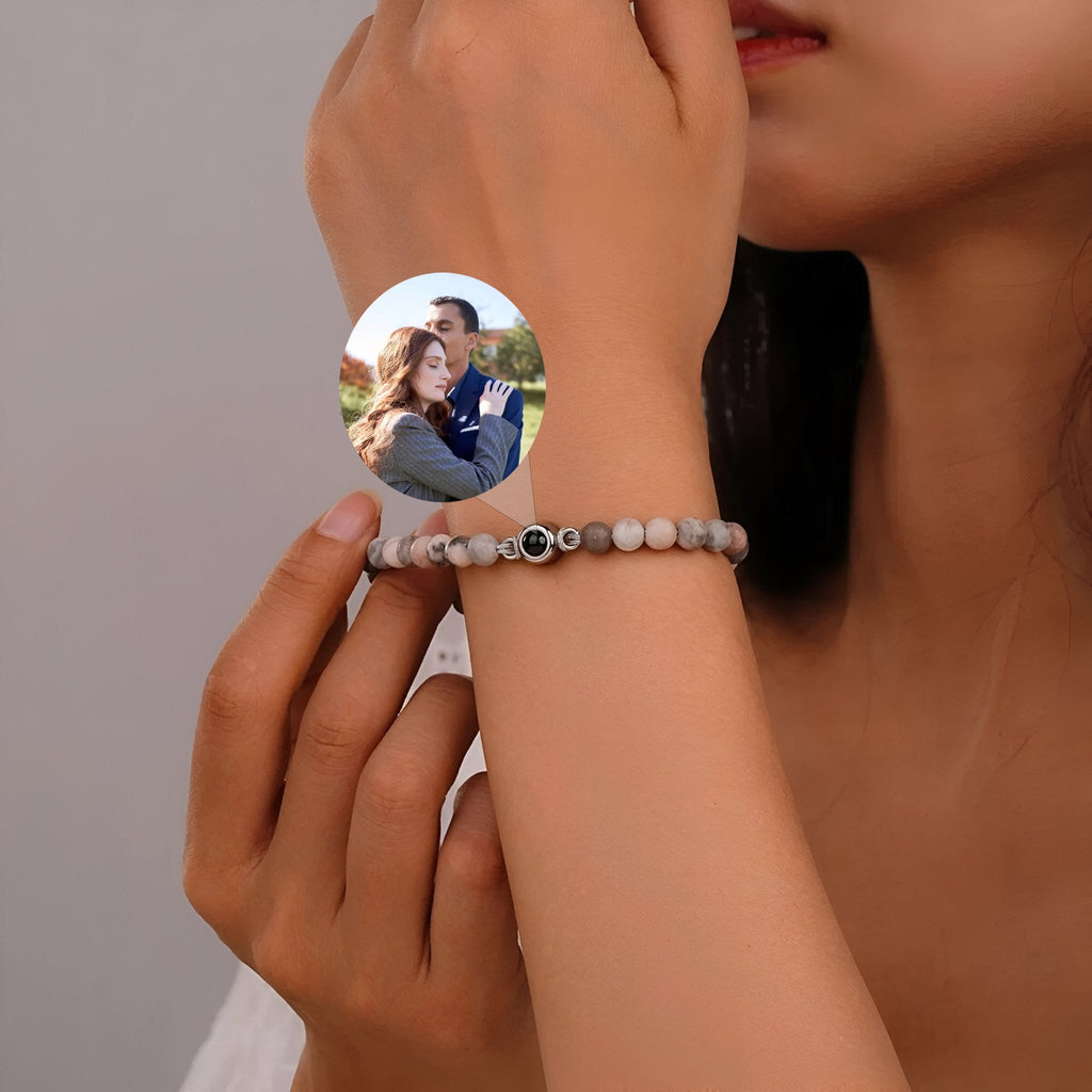 Bracelet en pierres naturelles turquoise blanche avec médaillon photo personnalisé rond porté au poignet féminin.