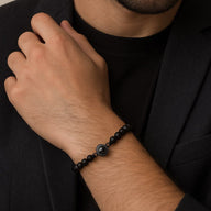 Bracelet homme en perles noires d'onyx avec photo personnalisée centrale sur pièce ronde métallique argenté.