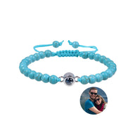 Bracelet personnalisé Amaru en pierres turquoise avec perle centrale en métal argenté et cordon ajustable.